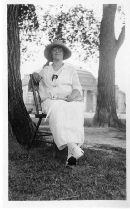 Hilda Hempl Heller, by Watson Davis, 1924, Smithsonian Institution Archives. Image # SIA2008-3769. 
